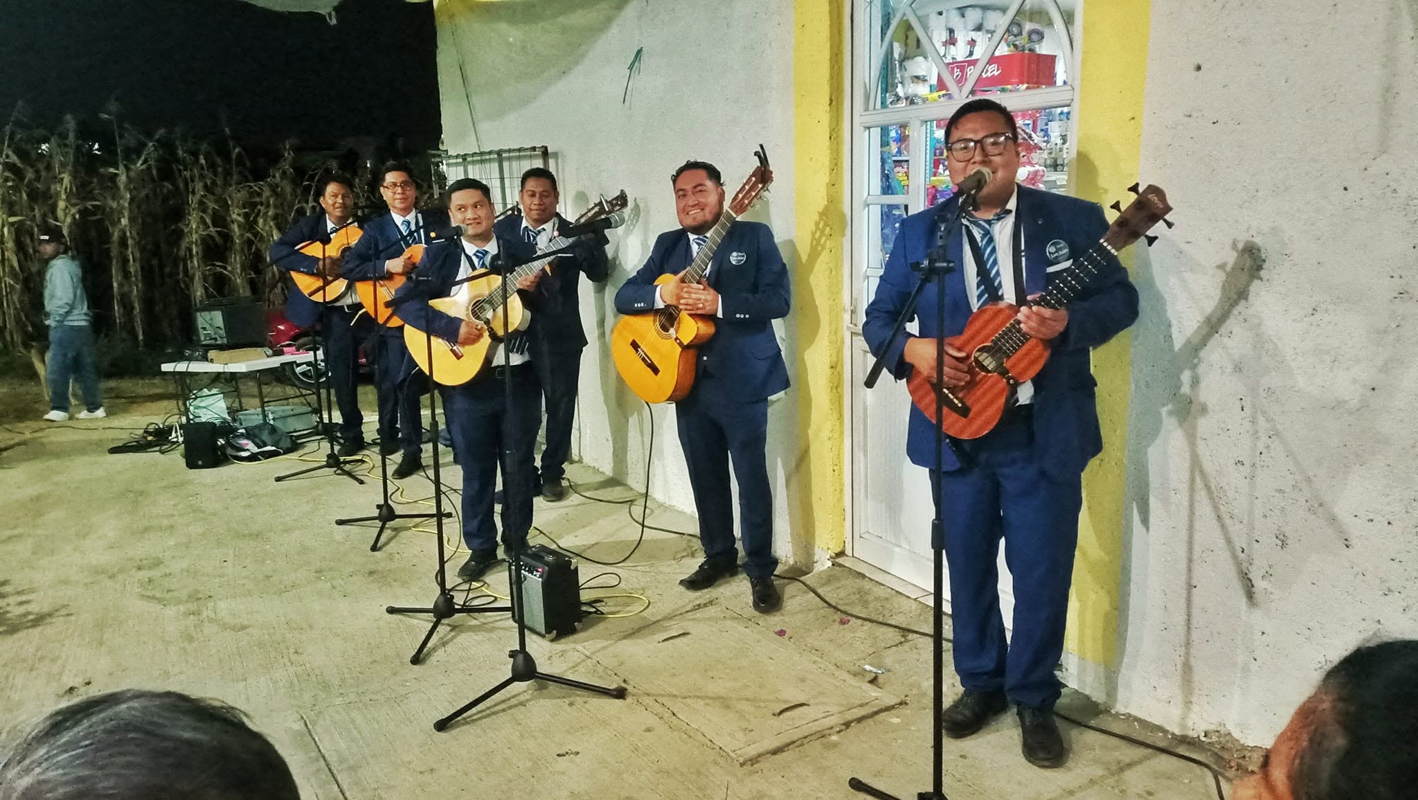 Rondalla San Juan tocando en un evento